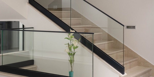 Jak wybrać i zamówić balustradę szklaną na wymiar? Wybór balustrady szklanej nie musi być trudny – jeśli wiesz, na co zwrócić uwagę.