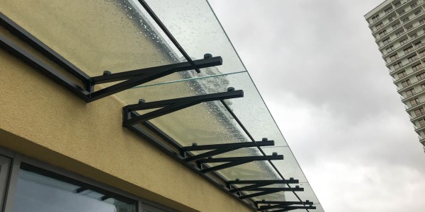 Daszek szklany nad drzwi – jak działa, jaki wybrać i czym różnią się systemy montażu