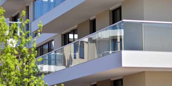 Jaka wysokość balustrady balkonowej? Przepisy, normy i najczęstsze błędy.